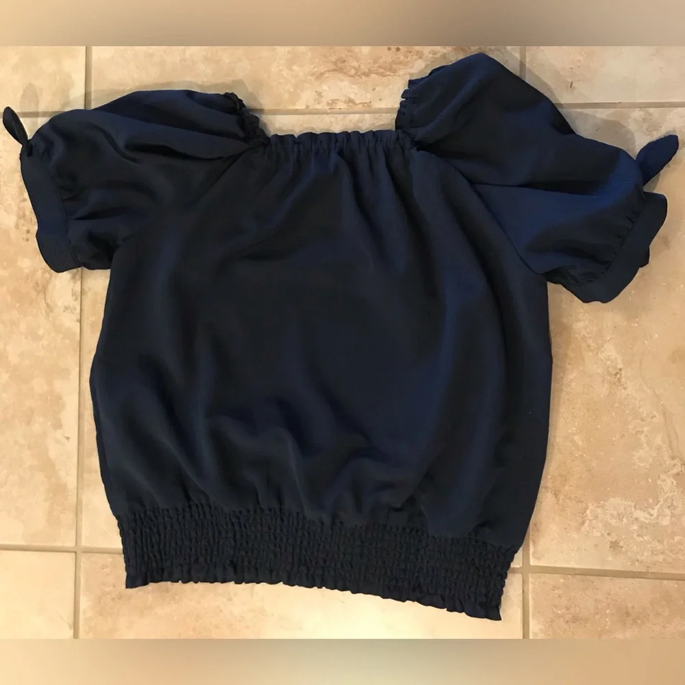 *Michael Kors* Neutral Tops Bundle of 3: Blue (M) & X2 Black (L) - Picture 7 of 16